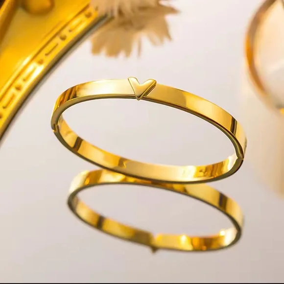 V Letters Bracelet | 316L Stainless Steel | Edgy & Modern - Picture 7 of 15